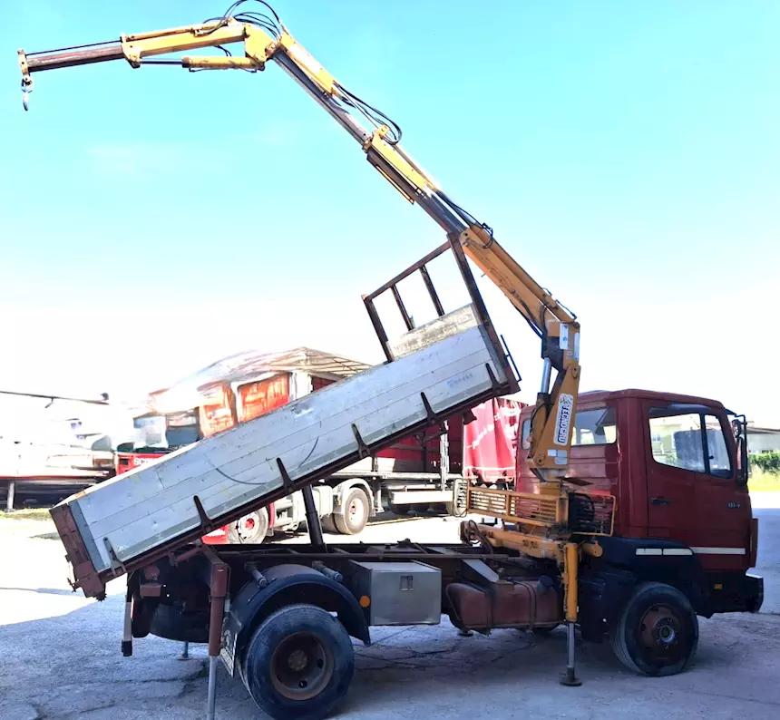 Mercedes 814 cassone ribaltabile trilaterale con gru Effer 4000, 2 s