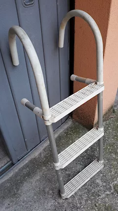 Scaletta in metallo e plastica ripiegabile