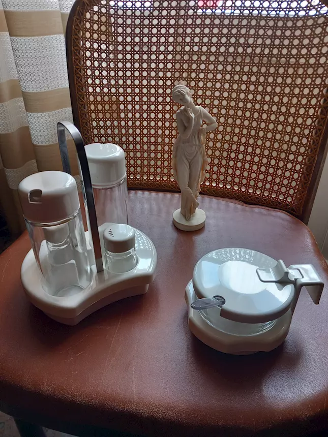 Oliera con pepe e sale, formaggiera, una piccole statuina