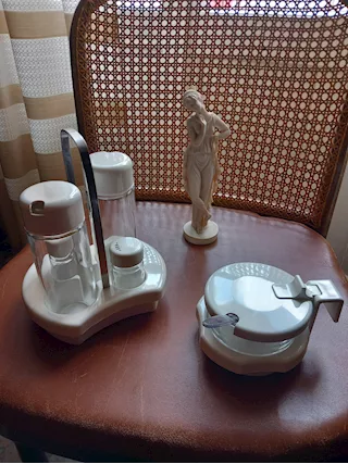 Oliera con pepe e sale, formaggiera, una piccole statuina