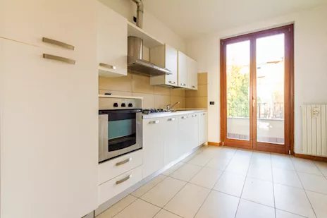 Cucina completa di elettrodomestici funzionanti