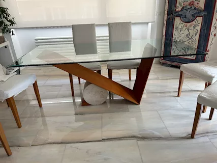 Tavolo con base in legno e pietra