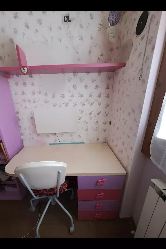 Scrivania con mensole