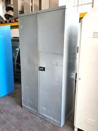 Armadietto porta scope usato