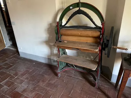 Calandra antica in ferro su ruote