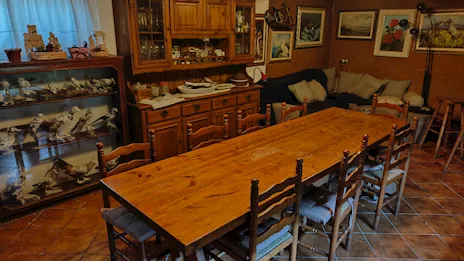 Mobile per salotto con tavolo e sedie