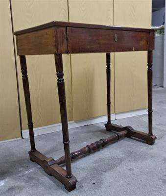 Tavolino con cassetto