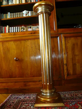 Importante colonna per esposizione oggettistica