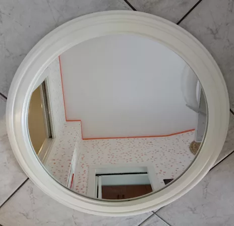 Specchio Rotondo Laccato con cornice lavorata sbalzata in le