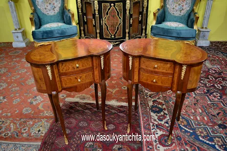 Coppia di tavolini a fagiolo a due cassetti stile Luigi XV