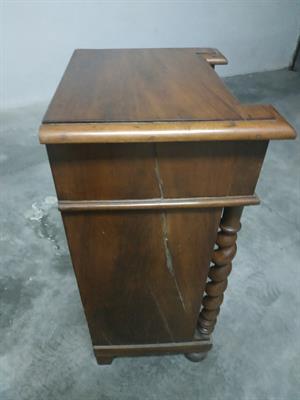 Antico comodino con piano in legno, in buone condizioni - Foto 3