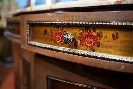 Piccola Credenza Stile Classico in Noce Scuro - Foto 2