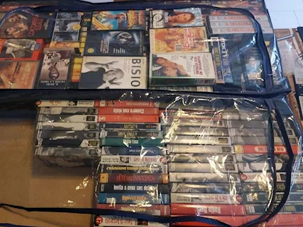 Blocco di moltissimi nastri films in VHS