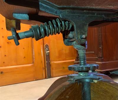 Antica poltroncina girevole, in legno massello - Foto 5