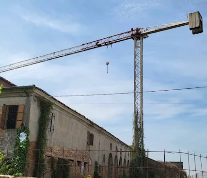 Gru edile 40 metri di braccio alta 24 mt.