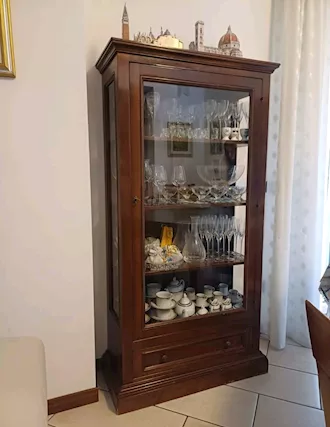 Cristalliera in legno noce a singola anta con cassetto