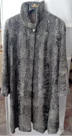 Cappotto di pelliccia di astrakan grigio