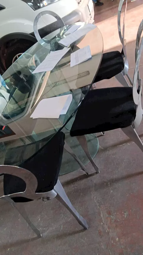 Tavolo Ovale in Vetro con Gambe in Metallo - Stile Moderno