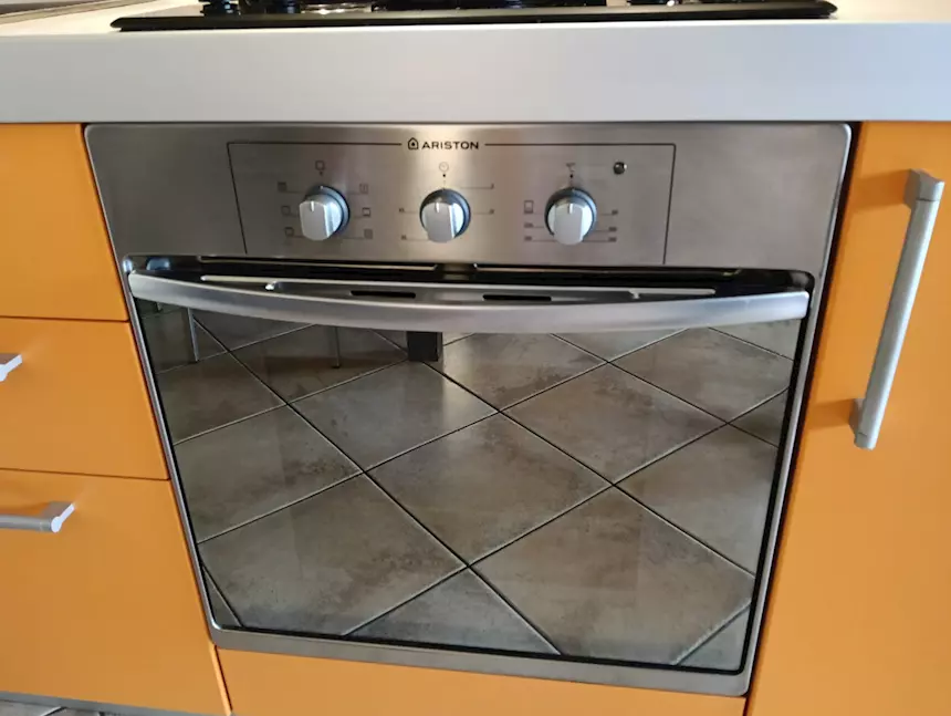 Foto 3Cucina completa di elettrodomestici, colore arancio, in buone condizioni