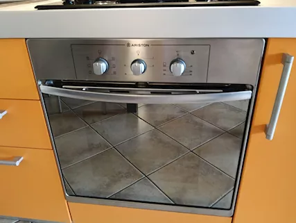 Cucina completa di elettrodomestici, colore arancio, in buone condizioni - Anteprima 3