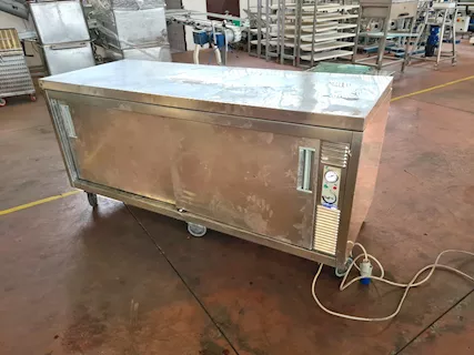 Tavolo carrellato chiuso in inox usato