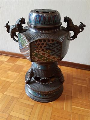 Antico bruciaprofumi orientale con decori a smalto