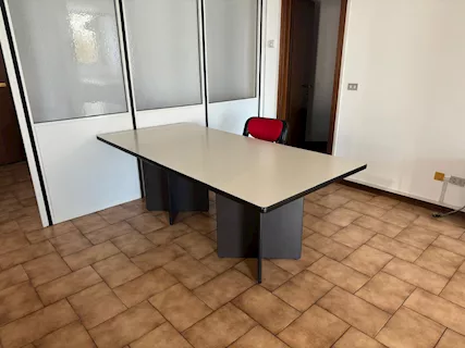 Due scrivanie e un tavolo riunioni, colore nero, in legno - Foto 2