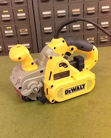 Levigatrice a nastro DeWALT