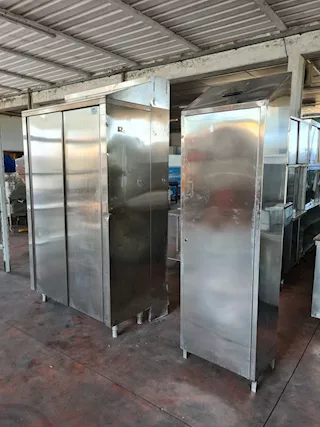 Armadio e porta detersivi inox usati