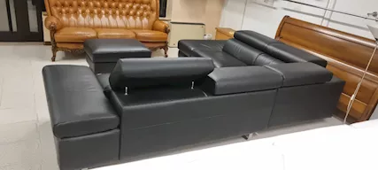 Divano in pelle nera