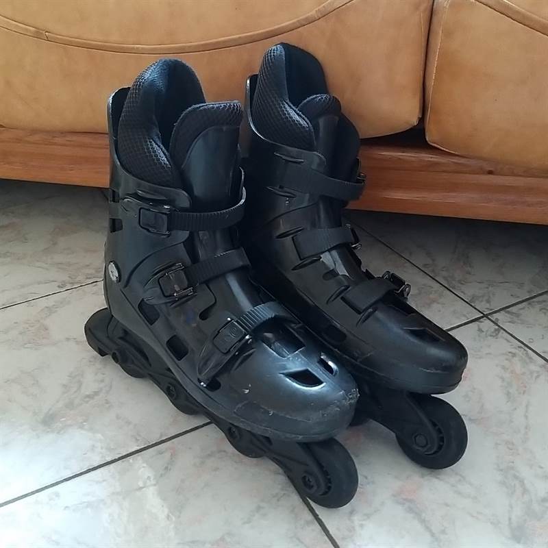Ragazze Su Pattini A Rotelle Mettono Personaggi Femminili Con Scarpe Con Le Ruote E Il Casco Femmine Serie Illustrazione Vettoriale Image282250039