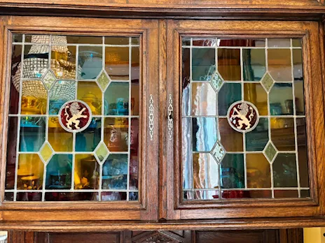 Antica credenza doppio corpo stile Neorinascimentale del 900, in legno massello - Anteprima 6