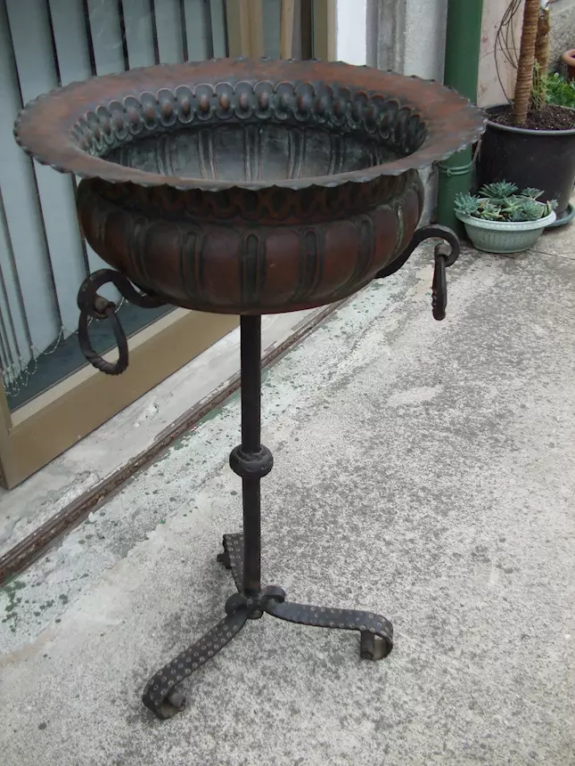 Bacile in rame con supporto in ferro