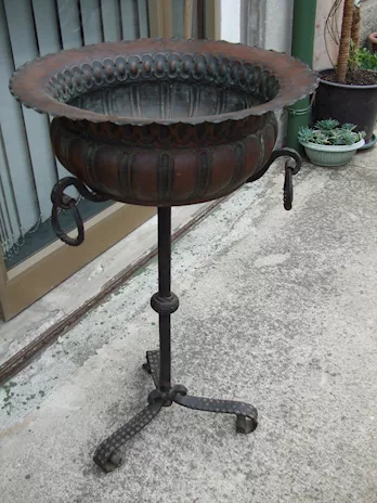 Bacile in rame con supporto in ferro