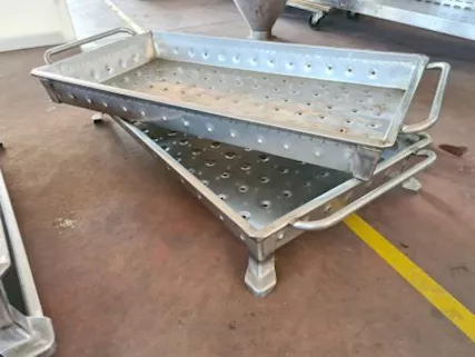 Una vasca inox per alimenti usata