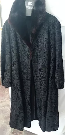 Pelliccia a cappotto di astrakan nero, in ottime condizioni - Foto 3