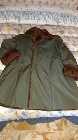 Impermeabile di seta con interno in visone, colore verde, ottimo stato - Anteprima 3