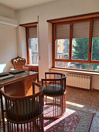 Stanza in condivisione uso ufficio in condominio signorile