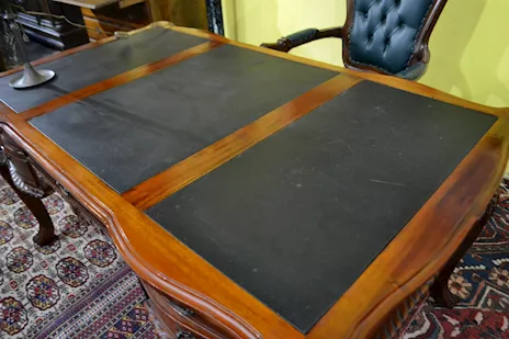 Scrivania diplomatica stile Chippendale cm 160, in legno massello - Anteprima 6