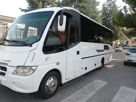 BELUGA Mercedes.27 posti - Euro 4 Anno 2007 Km 650000 - Anteprima 2