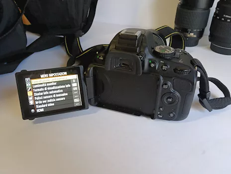 Nikon D5100 con tre obiettivi, filtri e borse, come nuova - Anteprima 6