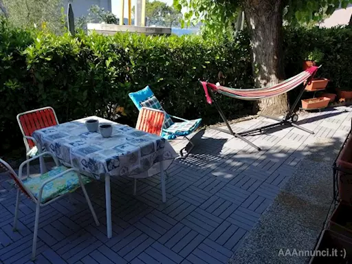 Casetta prefabbricata in legno costruita attorno a roulotte