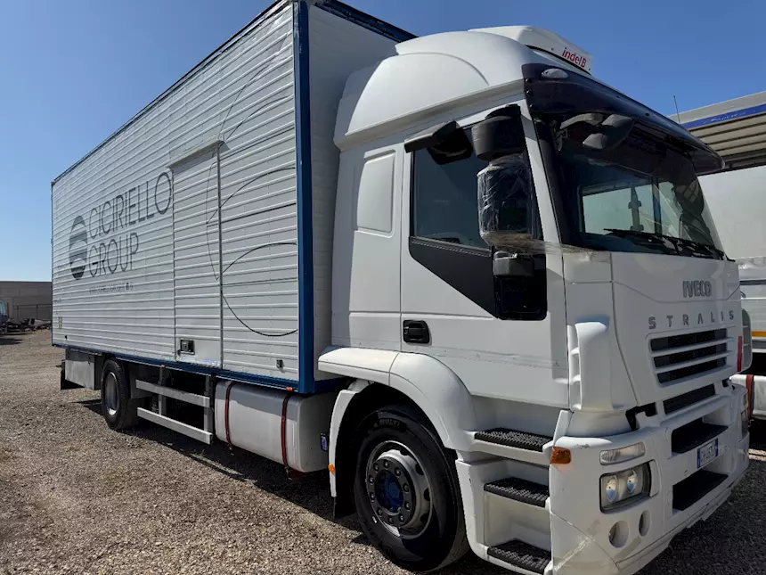 Iveco Stralis 190s27 motrice con furgone 8.30, cambio manuale
