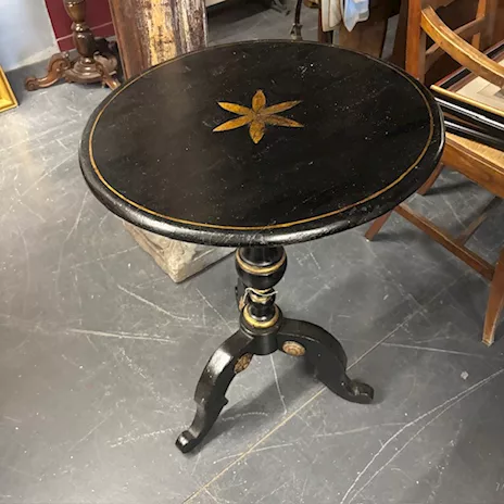 Antico tavolinetto rotondo toscano laccato nero e oro
