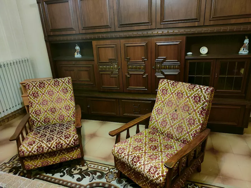 Cappottiera, parete attrezzata, divani