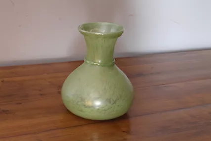 Vaso verde vetro Murano con riflessi a lustro. Anni 1950 .