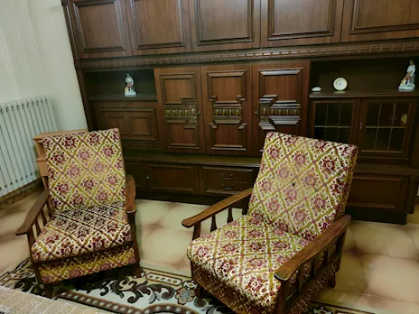 Cappottiera, parete attrezzata, divani