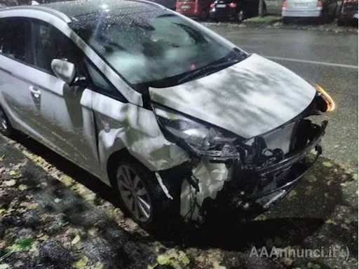 Kia Carens 1.7 del 2016 con Danni Parte Anteriore