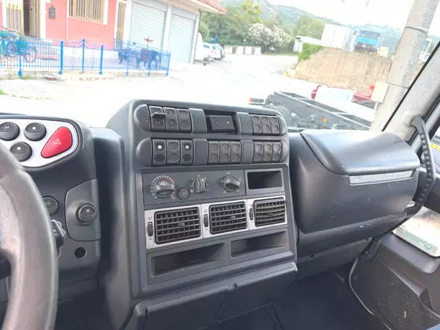 Foto 11Camion Marca Iveco Eurocargo 180e24 k telaio