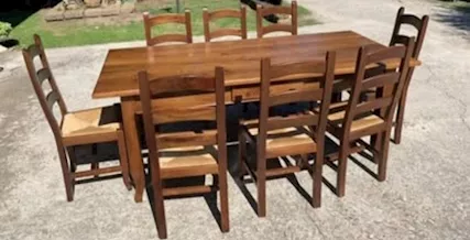 Tavolo e 8 sedie in noce nazionale
